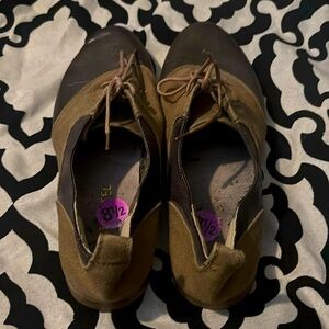 Brown oxfords size 8.5 new without tags.
